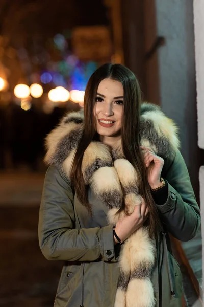 Retrato Inverno Perto Uma Jovem Bonita Caminha Rua Cidade Noite — Fotografia de Stock