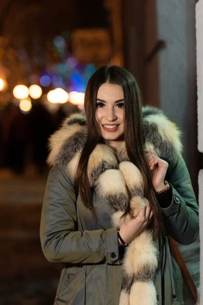 Szoros Téli Portré Csinos Fiatal Sétál Esti Városi Utcában Városi — Stock Fotó