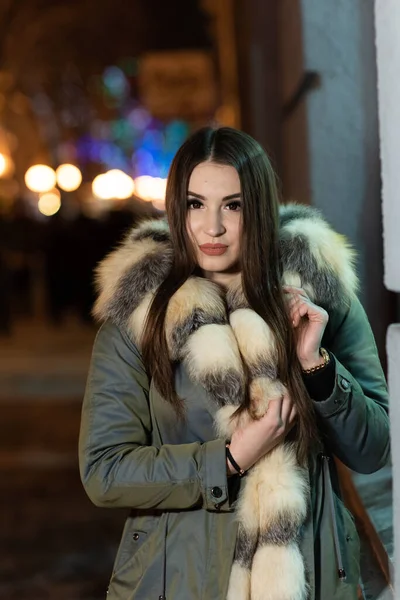 Yakın Çekim Kış Portresi Güzel Genç Bir Kadın Akşam Caddesinde — Stok fotoğraf