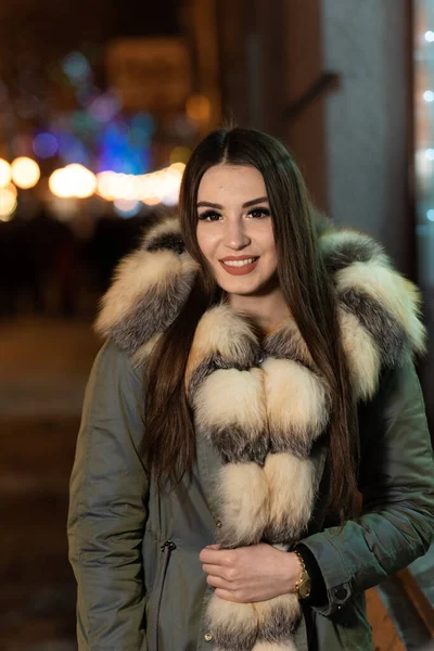 Retrato Inverno Perto Uma Jovem Bonita Caminha Rua Cidade Noite — Fotografia de Stock