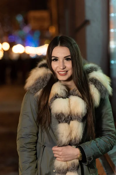 Een Close Winterportret Mooie Jonge Vrouw Loopt Avondstraat Stedelijke Levensstijl — Stockfoto