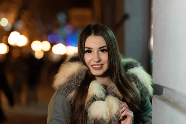 Närbild Vinterporträtt Vacker Ung Kvinna Går Stadens Kvällsgata Stadsliv Natt — Stockfoto