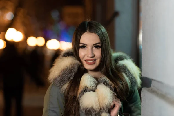 Primer Retrato Invierno Mujer Joven Bonita Camina Por Calle Ciudad —  Fotos de Stock