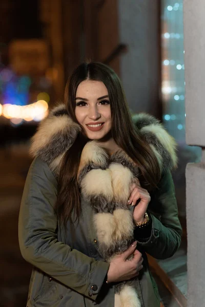 Yakın Çekim Kış Portresi Güzel Genç Bir Kadın Akşam Caddesinde — Stok fotoğraf