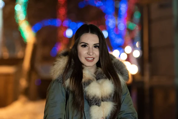 Retrato Inverno Perto Uma Jovem Bonita Caminha Rua Cidade Noite — Fotografia de Stock