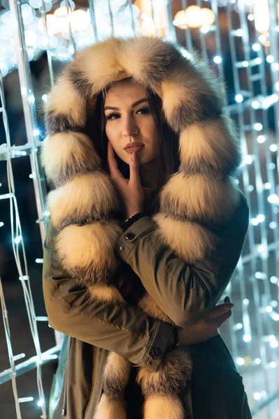 Kürk Manto Mini Etek Turuncu Kazak Giyen Koyu Renk Saçlı — Stok fotoğraf