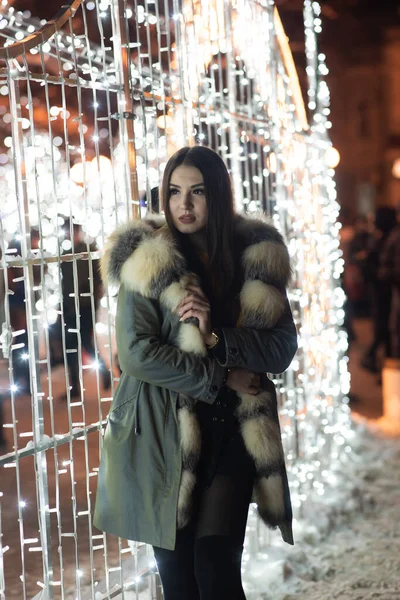 Ragazza Dai Capelli Scuri Che Indossa Una Pelliccia Minigonna Maglione — Foto Stock