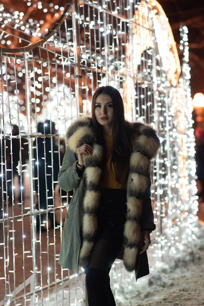 Ragazza Dai Capelli Scuri Che Indossa Una Pelliccia Minigonna Maglione — Foto Stock