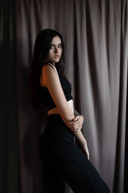 Perdelerin yanında tatlı bir esmer. 