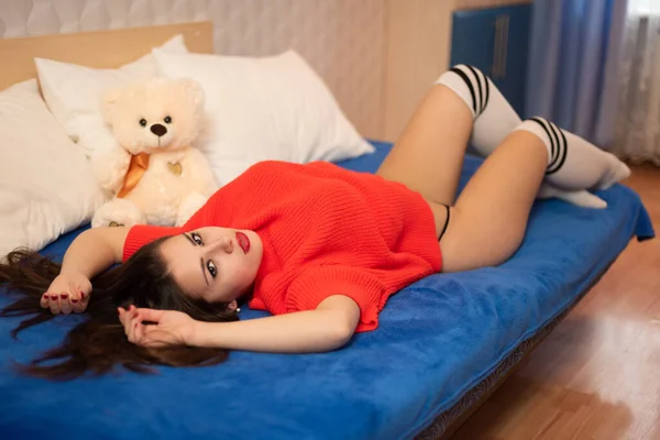 Verführerische Mädchen Liegt Auf Dem Bett Und Entspannt Junge Dame — Stockfoto