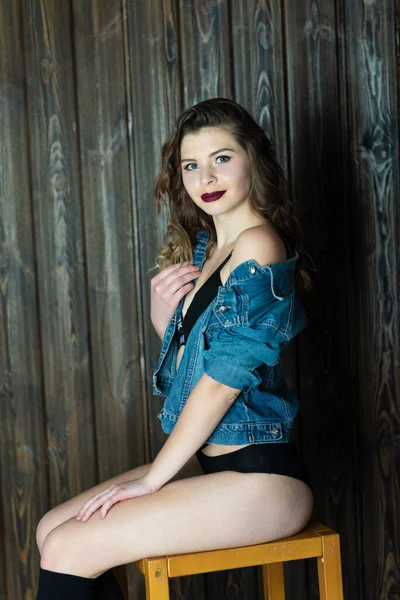Csinos Fiatal Lány Fekete Fehérnemű Farmer Kabát Bárszéken — Stock Fotó
