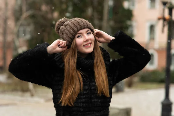 Portrait Extérieur Belle Jeune Femme Souriante Heureuse Posant Dans Rue — Photo