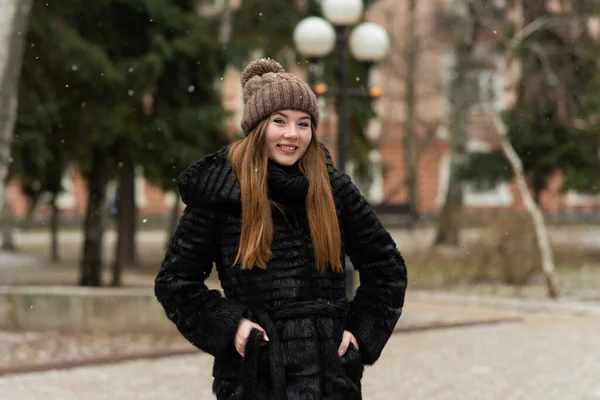 Portrait Extérieur Belle Jeune Femme Souriante Heureuse Posant Dans Rue — Photo