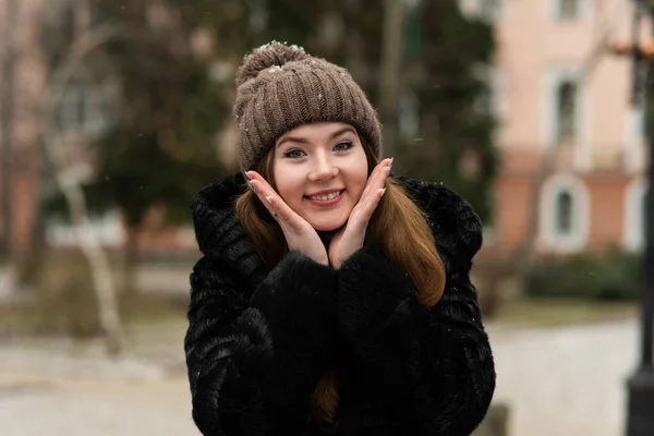 Retrato Aire Libre Hermosa Mujer Joven Feliz Sonriente Posando Calle — Foto de Stock