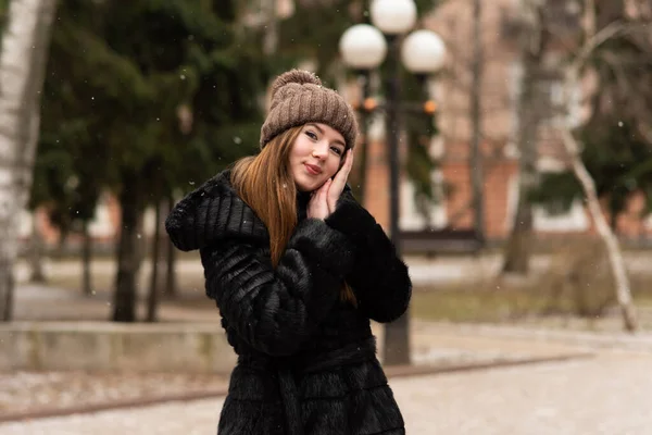 거리에서 포즈를 취하고 아름다운 여성의 겨울옷을 — 스톡 사진
