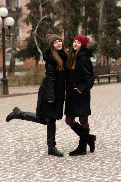 Duas Raparigas Posar Juntas Retrato Moda Duas Irmãs Abraços Divertindo — Fotografia de Stock