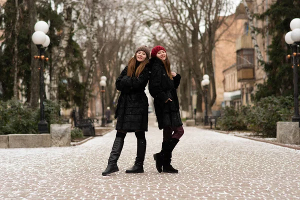 Duas Raparigas Posar Juntas Retrato Moda Duas Irmãs Abraços Divertindo — Fotografia de Stock