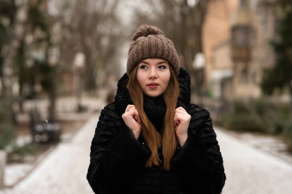路上でポーズを美しい幸せな笑顔の若い女性の屋外の肖像画 スタイリッシュな冬服を着た女性 冬の暮らし — ストック写真