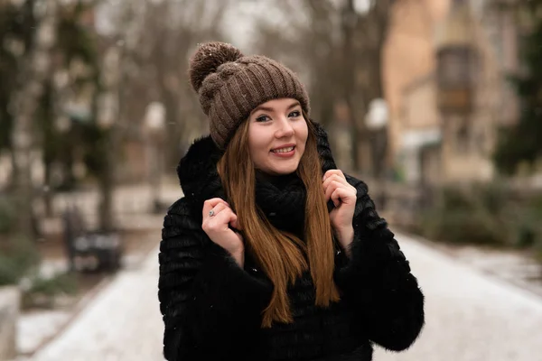 Utomhus Porträtt Vackra Glada Leende Ung Kvinna Poserar Gatan Lady — Stockfoto