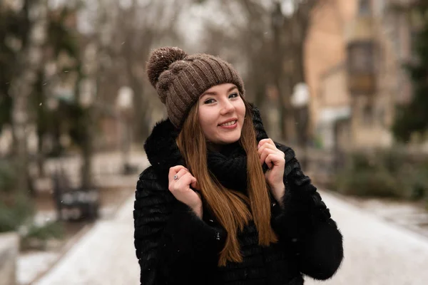 路上でポーズを美しい幸せな笑顔の若い女性の屋外の肖像画 スタイリッシュな冬服を着た女性 冬の暮らし — ストック写真