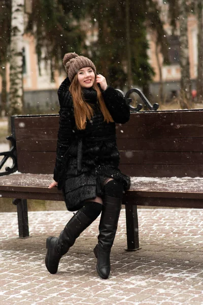 Szczęśliwa Młoda Kobieta Siedzi Ławce Zimie Zewnątrz — Zdjęcie stockowe
