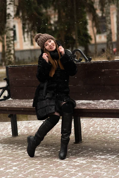 Счастливая Молодая Женщина Сидит Скамейке Зимний Период Открытом Воздухе — стоковое фото