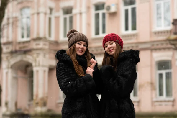 Dwie Młode Dziewczyny Pozowały Razem Moda Portret Dwóch Sióstr Przytula — Zdjęcie stockowe