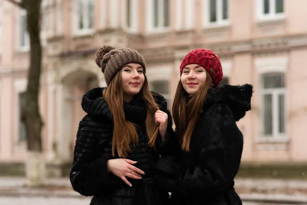 Dwie Młode Dziewczyny Pozowały Razem Moda Portret Dwóch Sióstr Przytula — Zdjęcie stockowe