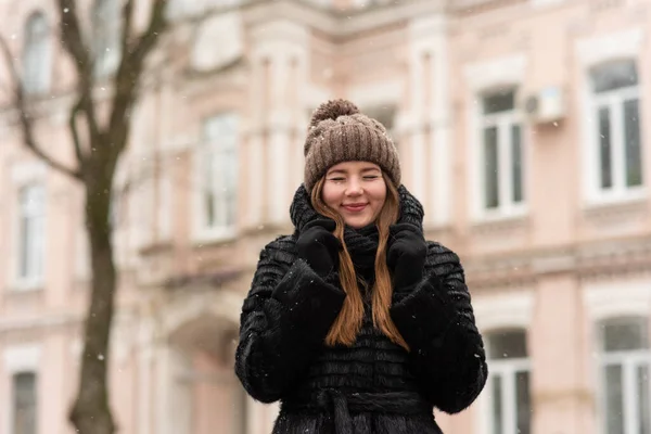 Portrait Extérieur Belle Jeune Femme Souriante Heureuse Posant Dans Rue — Photo