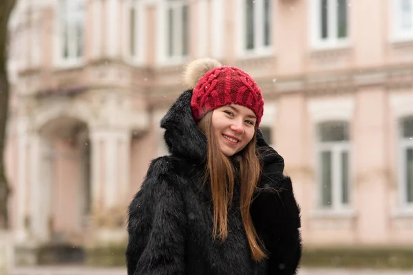 거리에서 포즈를 취하고 아름다운 여성의 겨울옷을 모자와 코트를 — 스톡 사진