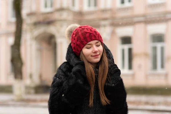거리에서 포즈를 취하고 아름다운 여성의 겨울옷을 모자와 코트를 — 스톡 사진