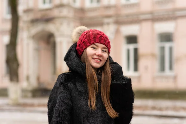 Portrait Extérieur Belle Jeune Femme Souriante Heureuse Posant Dans Rue — Photo