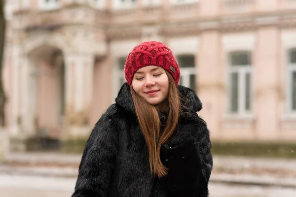 Portrait Extérieur Belle Jeune Femme Souriante Heureuse Posant Dans Rue — Photo