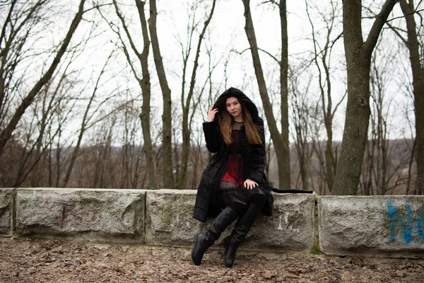 코트를 여성은 겨울을 배경으로 포즈를 취한다 — 스톡 사진