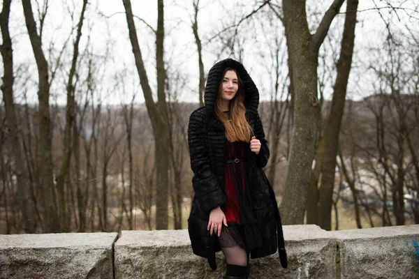 Sensual Joven Con Abrigo Piel Negra Posando Parque Invierno — Foto de Stock