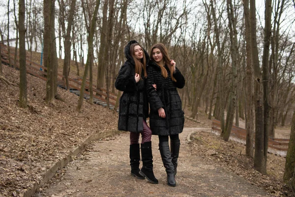 Duas Raparigas Posar Juntas Retrato Moda Duas Irmãs Divertindo Inverno — Fotografia de Stock