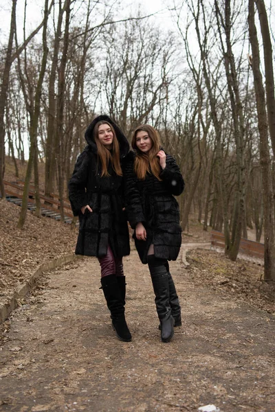 Duas Raparigas Posar Juntas Retrato Moda Duas Irmãs Divertindo Inverno — Fotografia de Stock