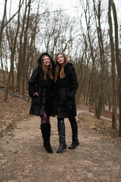 Genç Kız Birlikte Poz Veriyor Kız Kardeşin Moda Portresi Kışın — Stok fotoğraf