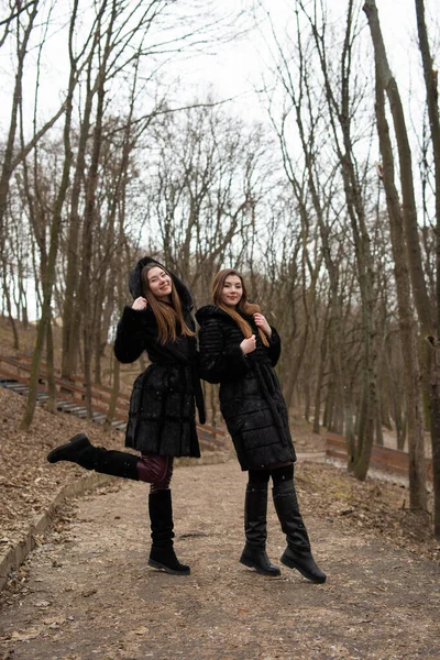 Dos Chicas Jóvenes Posando Juntas Retrato Moda Dos Hermanas Divirtiéndose — Foto de Stock