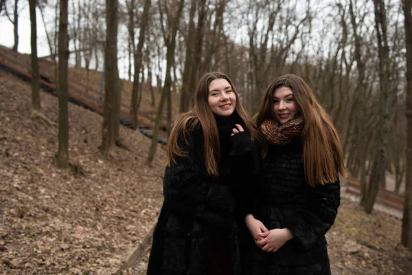 Duas Raparigas Posar Juntas Retrato Moda Duas Irmãs Divertindo Meninas — Fotografia de Stock