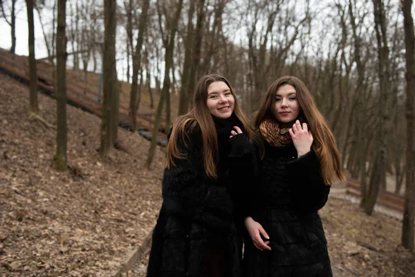 Genç Kız Birlikte Poz Veriyor Kız Kardeşin Moda Portresi Kürk — Stok fotoğraf