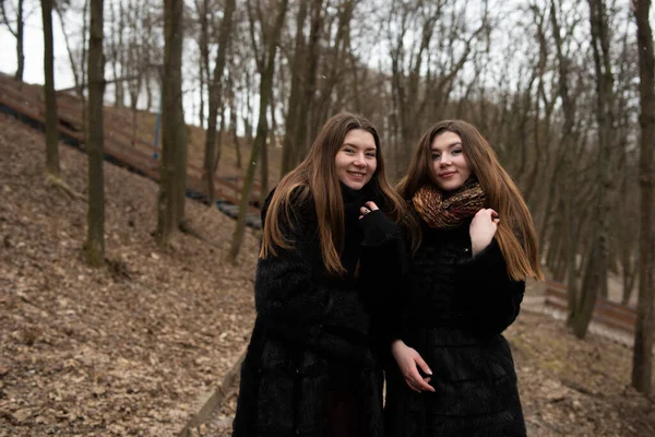 Duas Raparigas Posar Juntas Retrato Moda Duas Irmãs Divertindo Meninas — Fotografia de Stock