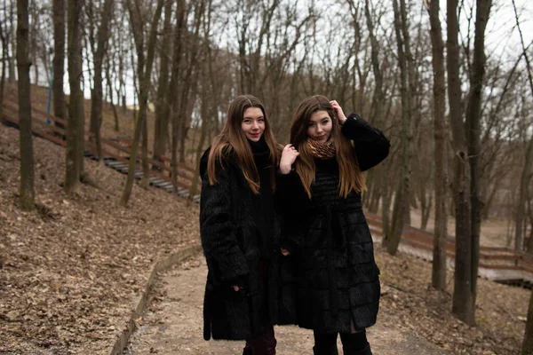 Duas Raparigas Posar Juntas Retrato Moda Duas Irmãs Divertindo Meninas — Fotografia de Stock