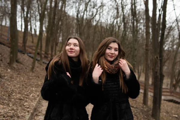 Duas Raparigas Posar Juntas Retrato Moda Duas Irmãs Divertindo Meninas — Fotografia de Stock