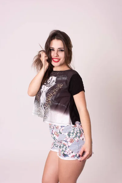 Menina Sensual Shorts Morena Bonita Estúdio — Fotografia de Stock