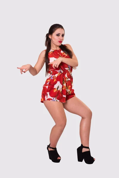 Jovem Sedutora Vestido Vermelho Curto Estúdio — Fotografia de Stock