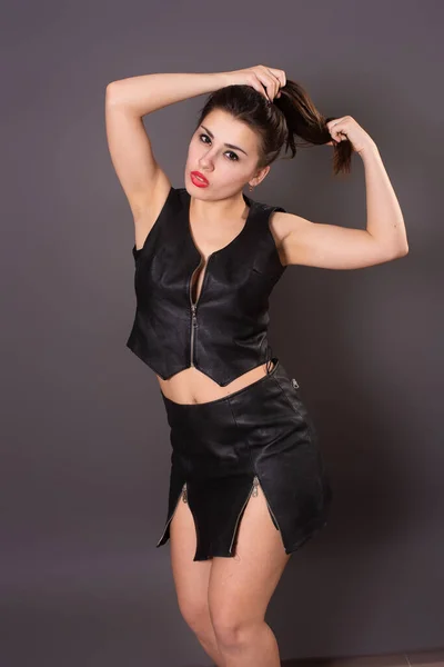 Femme Sensuelle Robe Noire Élégante Posant Studio — Photo