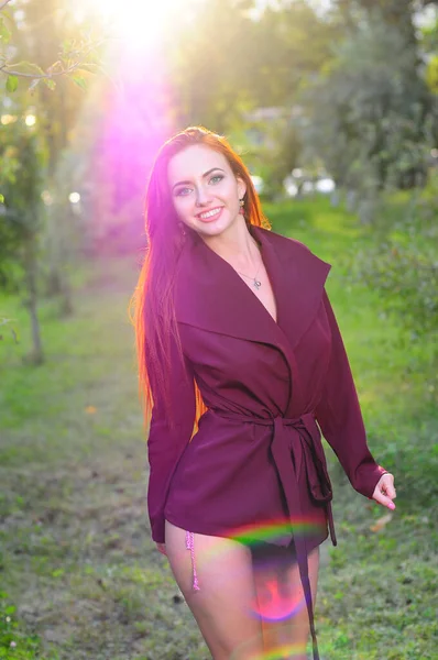 Jolie Femme Rousse Posant Dans Parc Ville — Photo