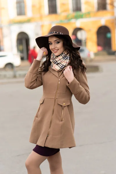 Belle Jeune Fille Manteau Marron Écharpe Promenant Dans Ville Printemps — Photo