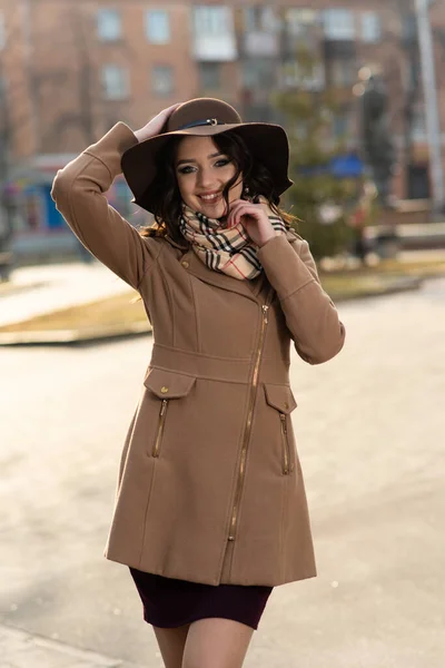 Hermosa Joven Con Abrigo Marrón Bufanda Caminando Por Ciudad Primavera —  Fotos de Stock